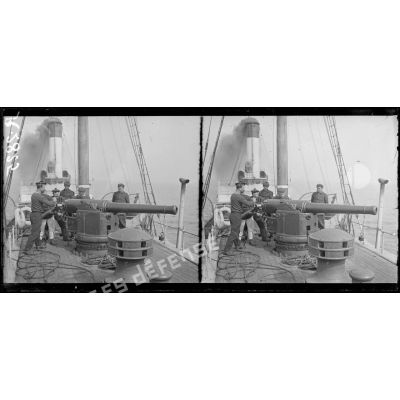Boulogne-sur-Mer. Le dragage des mines à bord du "Picardie". L'armement : pièce de 100 mm à l'avant. [légende d'origine]