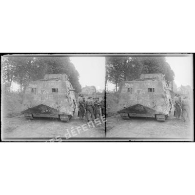 Saleux (Somme). Le tank allemand capturé à Villers Bretonneux. [légende d'origine]