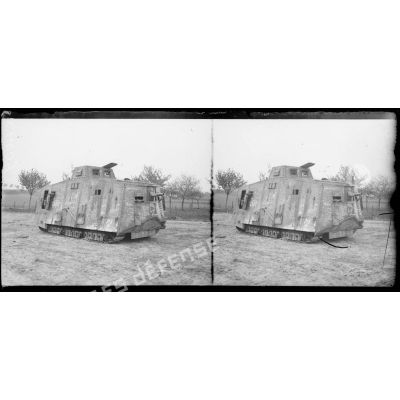 Saleux (Somme). Le tank allemand capturé à Villers Bretonneux. [légende d'origine]