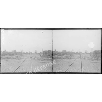 Dancourt (Somme), la voie ferrée et la gare. [légende d'origine]
