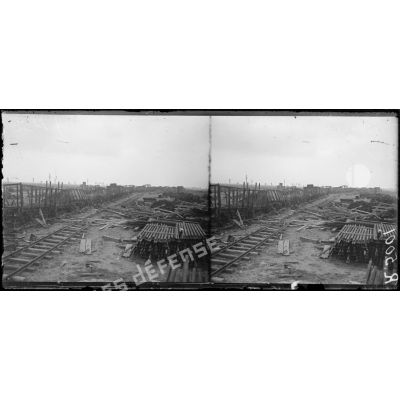 Fresnoy-lez-Roye (Somme). Train de munitions allemand que nous avons fait sauter. [légende d'origine]