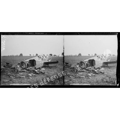 A l'est de Nesle (Somme). Avion allemand LVG abattu le 28 août ; les cadavres des deux aviateurs. [légende d'origine]