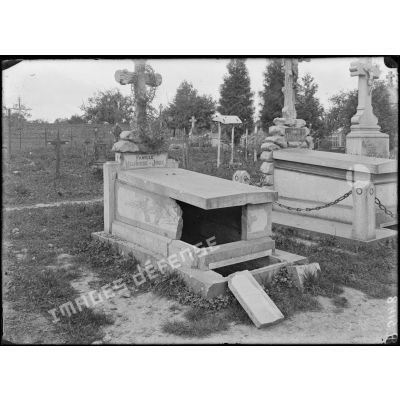 Arvillers (Somme). La sépulture Meurisse-Joux violée par les allemands. [légende d'origine]