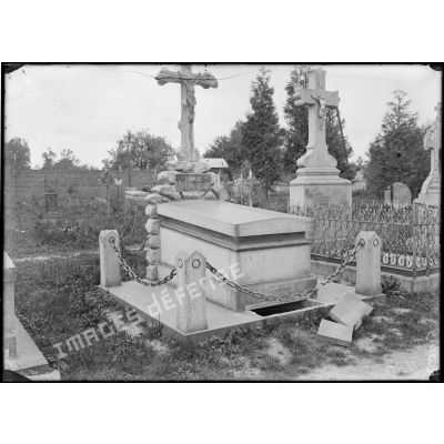 Arvillers (Somme). La sépulture Lefèvre-Hénon violée par les allemands. [légende d'origine]