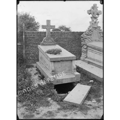 Arvillers (Somme). La sépulture Dodé-Cornil violée par les allemands. [légende d'origine]