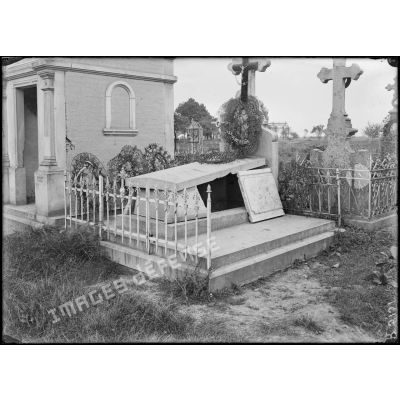 Hangest (Somme). La sépulture Desachy violée par les allemands. [légende d'origine]