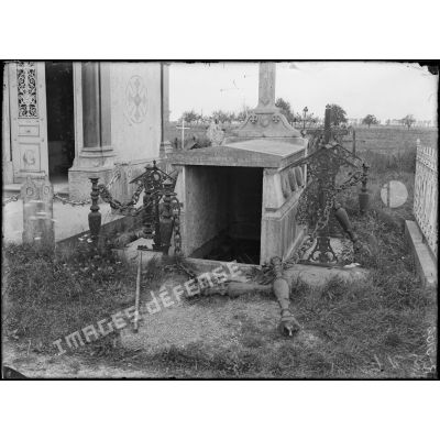 Hangest (Somme). La sépulture Dumoulin-Descaure violée par les allemands. [légende d'origine]