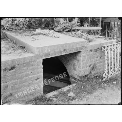Hangest (Somme). La sépulture Ledrion-Braillou violée par les allemands. Les cercueils ont été ouverts. [légende d'origine]