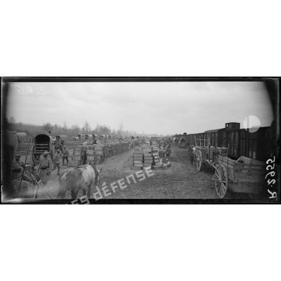 Région de Reims. Offensive d'avril 1917. En gare de Courlandon. Déchargement des munitions. [légende d'origine]