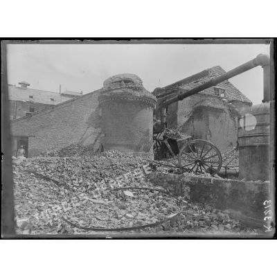Roye, Somme, usines Lebaudy, ruines des cheminées détruites par les Allemands. [légende d'origine]
