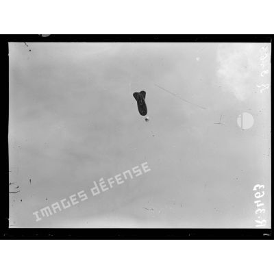 Vadenay (Marne), expérience de descente en parachute. L'appareil se dégage de la gaine. [légende d'origine]