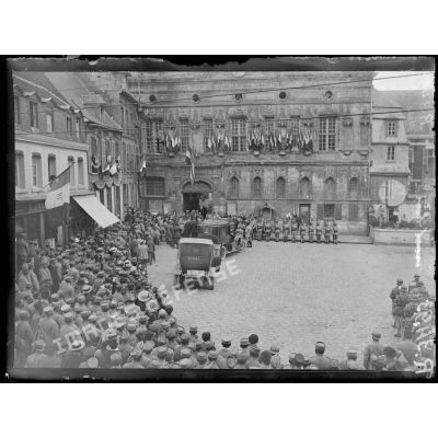 Noyon (Oise). 14 juillet 1917. Arrivée de M. Viviani et Léon Bourgeois. [légende d'origine]