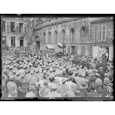 Noyon (Oise). 14 juillet 1917. La foule pendant les discours. [légende d'origine]