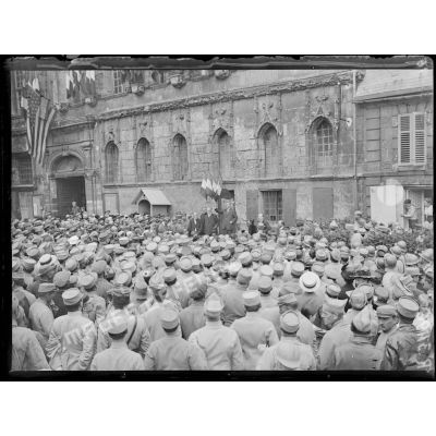 Noyon (Oise). 14 juillet 1917. M. Viviani prononçant son discours. [légende d'origine]
