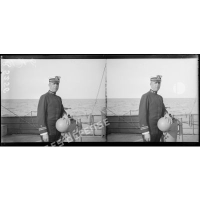 En mer de Brest à la Pallice, le capitaine E. L. Rose, commandant du Rambler, yacht armé d'escorte. [légende d'origine]