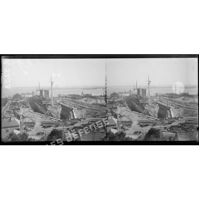 Brest, le "Mont-Vermont", 30.000 tonnes servant de transport aux américains et torpillé par les Allemands. En cale sèche pour réparation. [légende d'origine]