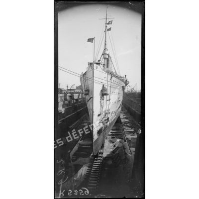 Brest, le "Mont-Vermont", 30.000 tonnes servant de transport aux américains et torpillé par les Allemands. L'avant du navire. [légende d'origine]