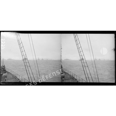 Brest, arrivée du Président Wilson, une vue de la rade à l'arrivée de l'escadre (au fond et à gauche, le Georges Washington). [légende d'origine]