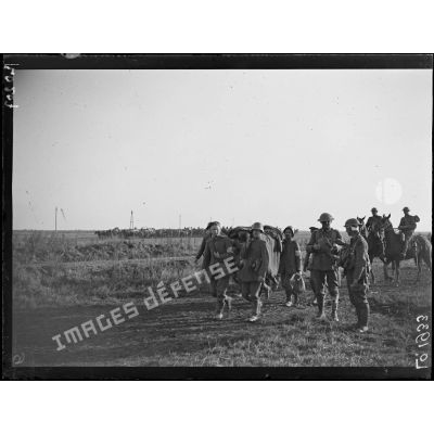 Près d'Inchy, pendant l'attaque sur Cambrai, prisonniers allemands transportant des blessés. [légende d'origine]