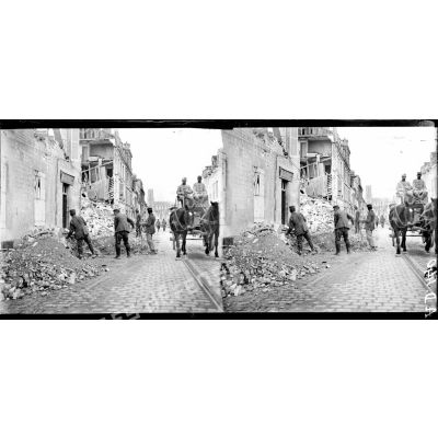 Reims, prisonniers allemands travaillant au déblaiement des rues. [légende d'origine]