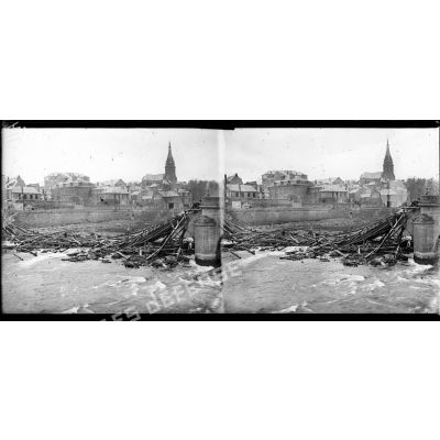 Charleville. Ardennes. Le pont d'Arche détruit par les allemands. [légende d'origine]