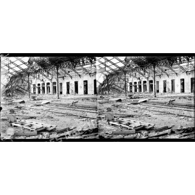 Mezieu. Charleville. Ardennes. Le hall de la gare détruit par l'explosion d'une mine allemande. [légende d'origine]