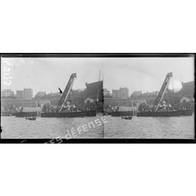 Brest, dans l'avant port, caisses contenant des hydravions et ponton grue servant au déchargement. [légende d'origine]