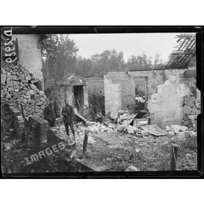 Plessier-de-Roye, Oise, emplacement du dépôt de munitions que les Allemands ont fait exploser. [légende d'origine]