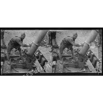 Près de Roye (Somme). Centre d'instruction d'artillerie de tranchée, manoeuvre du mortier de tranchée de 240, pointage de la pièce, le pointeur règle la hausse. [légende d'origine]