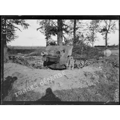 Raillencourt, batterie allemande de 150 abandonnée en bordure de la route d'Arras - Cambrai. [légende d'origine]