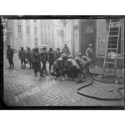 Cambrai, 3 rue Noyon, pionniers anglais combattant l'incendie. [légende d'origine]