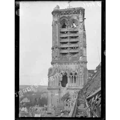 Soissons. Une tour de la cathédrale. [légende d'origine]