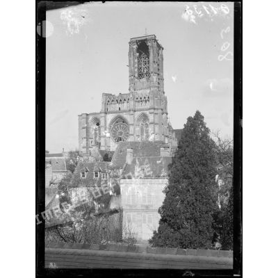 [La cathédrale de Soissons en ruine.]
