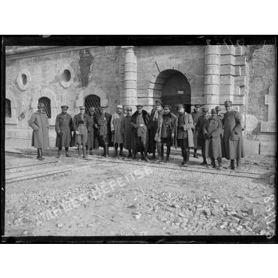 [Photographie de groupe rassemblant des journalistes devant l'entrée d'un fort.]