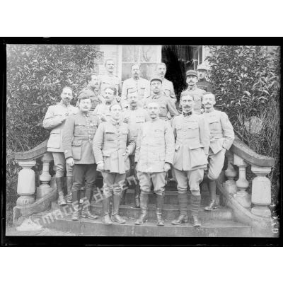 [Photographie de groupe rassemblant des officiers du service d'information à Compiègne.]