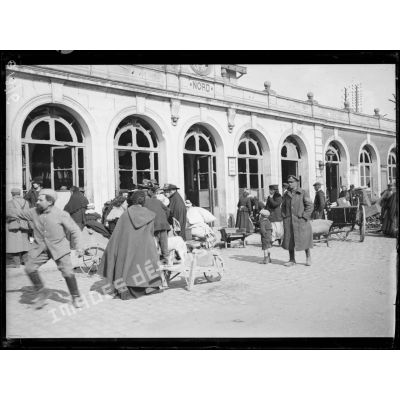 [Gare de Compiègne : des civils sont évacués.]