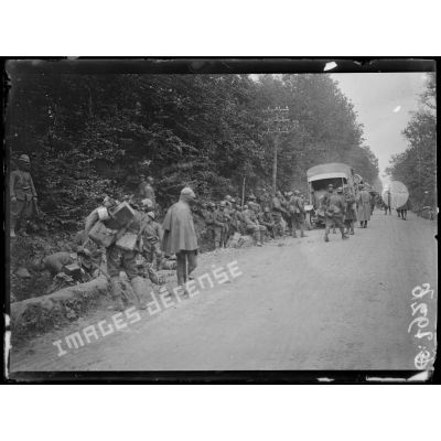 [Rassemblement de troupes itailennes le long d'une route de campagne, arrivées dans la Marne.]