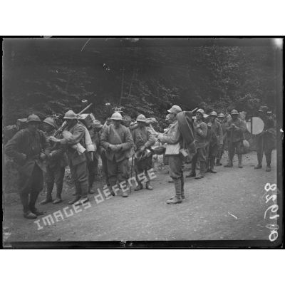 [Photographie de groupe rassemblant des soldats italiens sur une route de campagne, dans la Marne.]