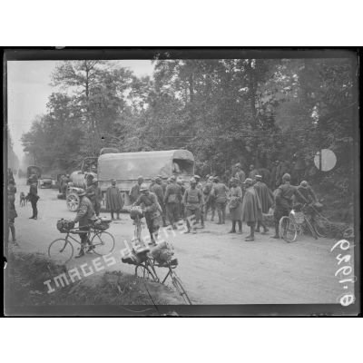 [Rassemblement de soldats italiens sur une route de campagne, arrivés dans la Marne.]