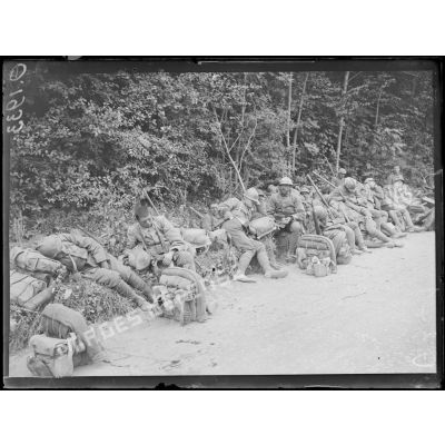 [Des soldats italiens se reposent le long d'une route de campagne, dans la Marne.]