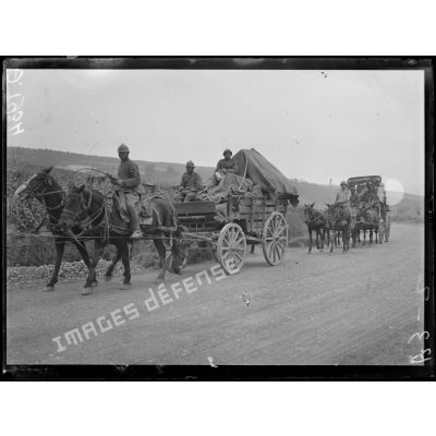 [Des soldats italiens en voitures hippomobiles, sur une route de campagne, dans la Marne.]