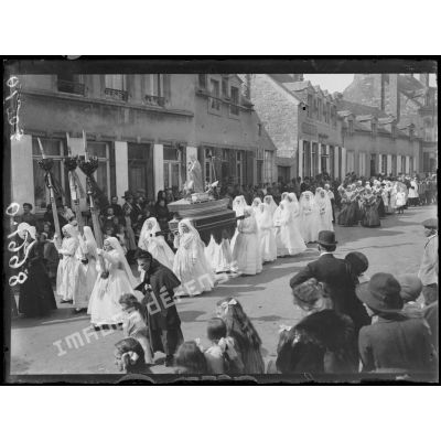[Vue d'une procession dans les rues de Cassel, dans le Nord.]