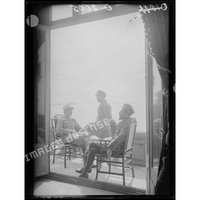 [Photographie de groupe rassemblant des autorités militaires assises sur un balcon, face à la mer.]