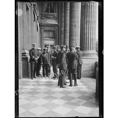 [Photographie de groupe rassemblant Georges Leygues, ministre de la Marine et les membres du conseil naval interallié, à Paris, au ministère de la Marine.]