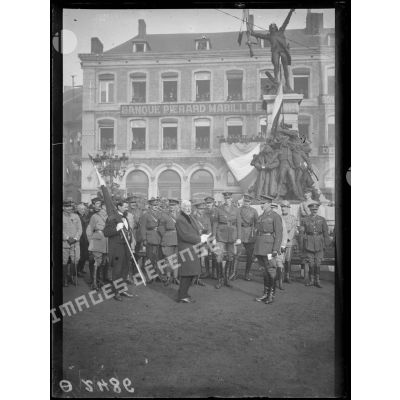 [Cérémonie militaire à Maubeuge libérée : les généraux Matheson et Horne remettent le drapeau à la garde canadienne.]
