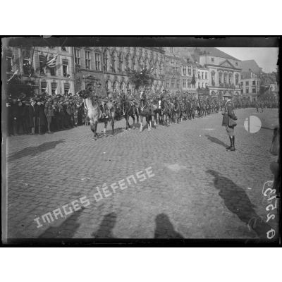 [Cérémonie militaire à Mons. Défilé de troupes à cheval.]