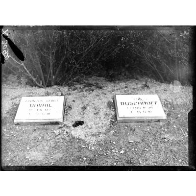 Une tombe française et une tombe allemande dans le cimetière allemand de Laon. [légende d'origine]