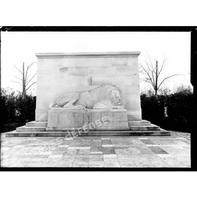 Le monument principal du cimetière de Laon. [légende d'origine]
