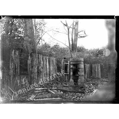 Les restes d'une pompe installée par les Allemands à Crépy-en-Laonnois. [légende d'origine]