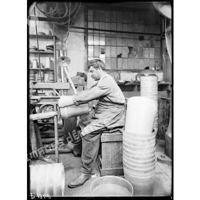 Froges (Isère). Fabrique d'objets en aluminium. Le martelage de la soudure (octobre 1917). [légende d'origine]